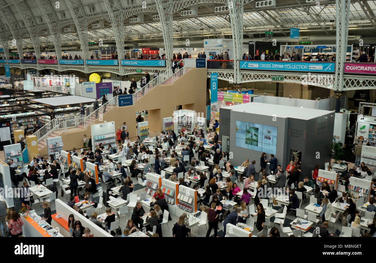 London, Vereinigtes Königreich. 10. April 2018. Aussteller und Besucher auf der London Book Fair 2018 im Olympia Exhibition Centre. London. Stockfoto