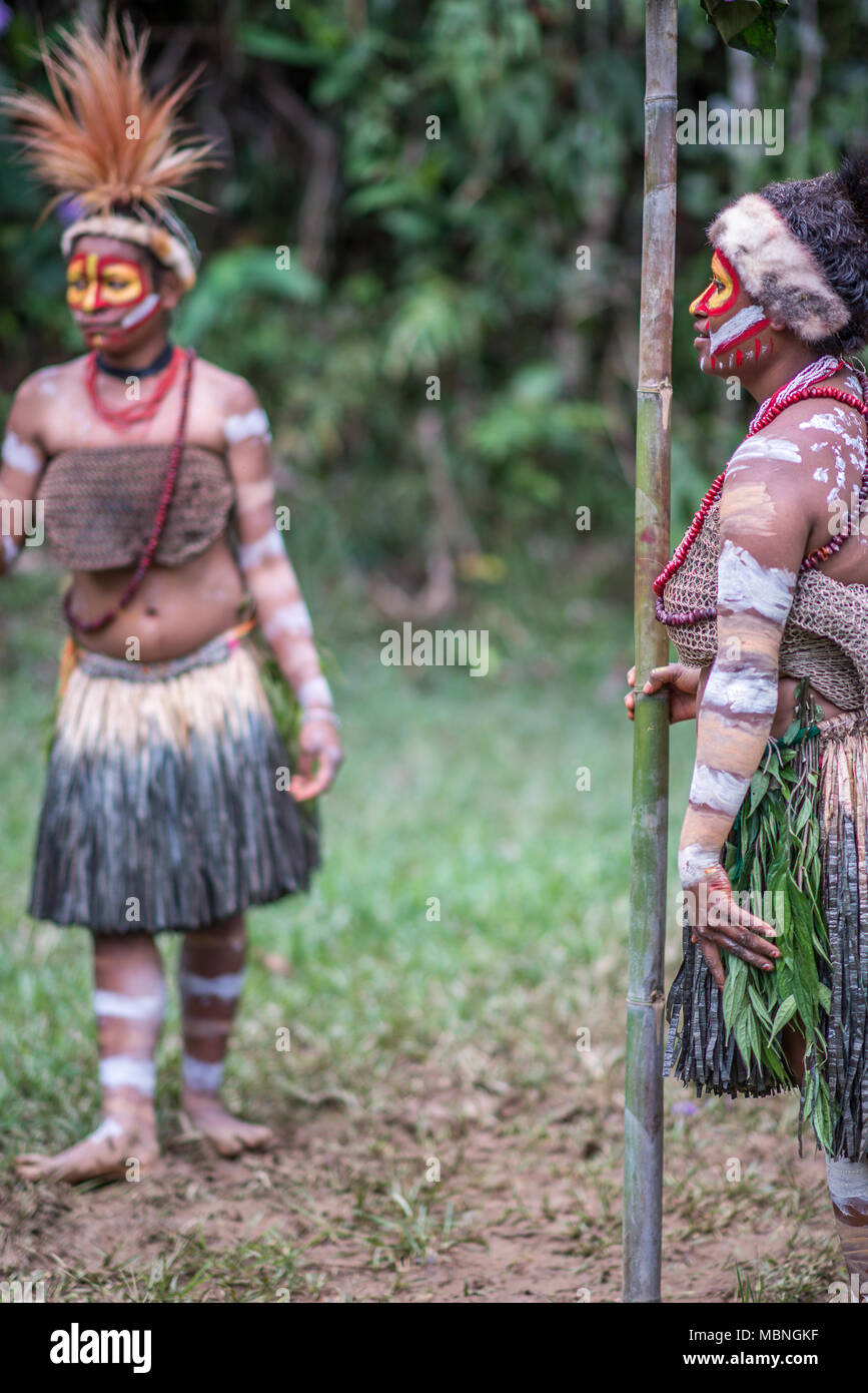 Zwei Huli Mädchen durchführen die Eingeweihten Tanz, Tari Tal, Papua-Neuguinea Stockfoto