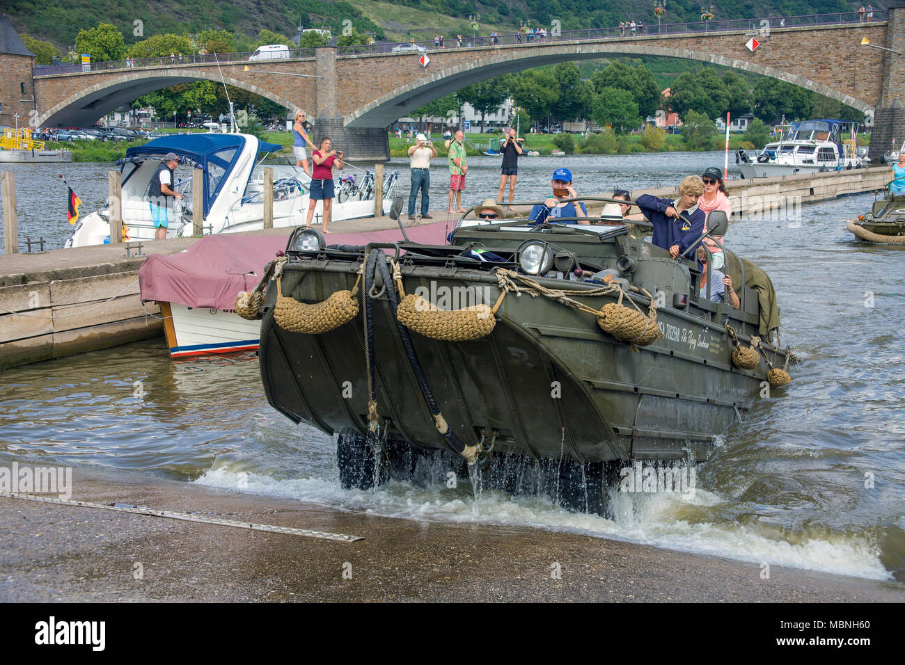 Militärische Amphibienfahrzeug fahren aus Wasser an der Mosel, Cochem, Rheinland-Pfalz, Deutschland Stockfoto