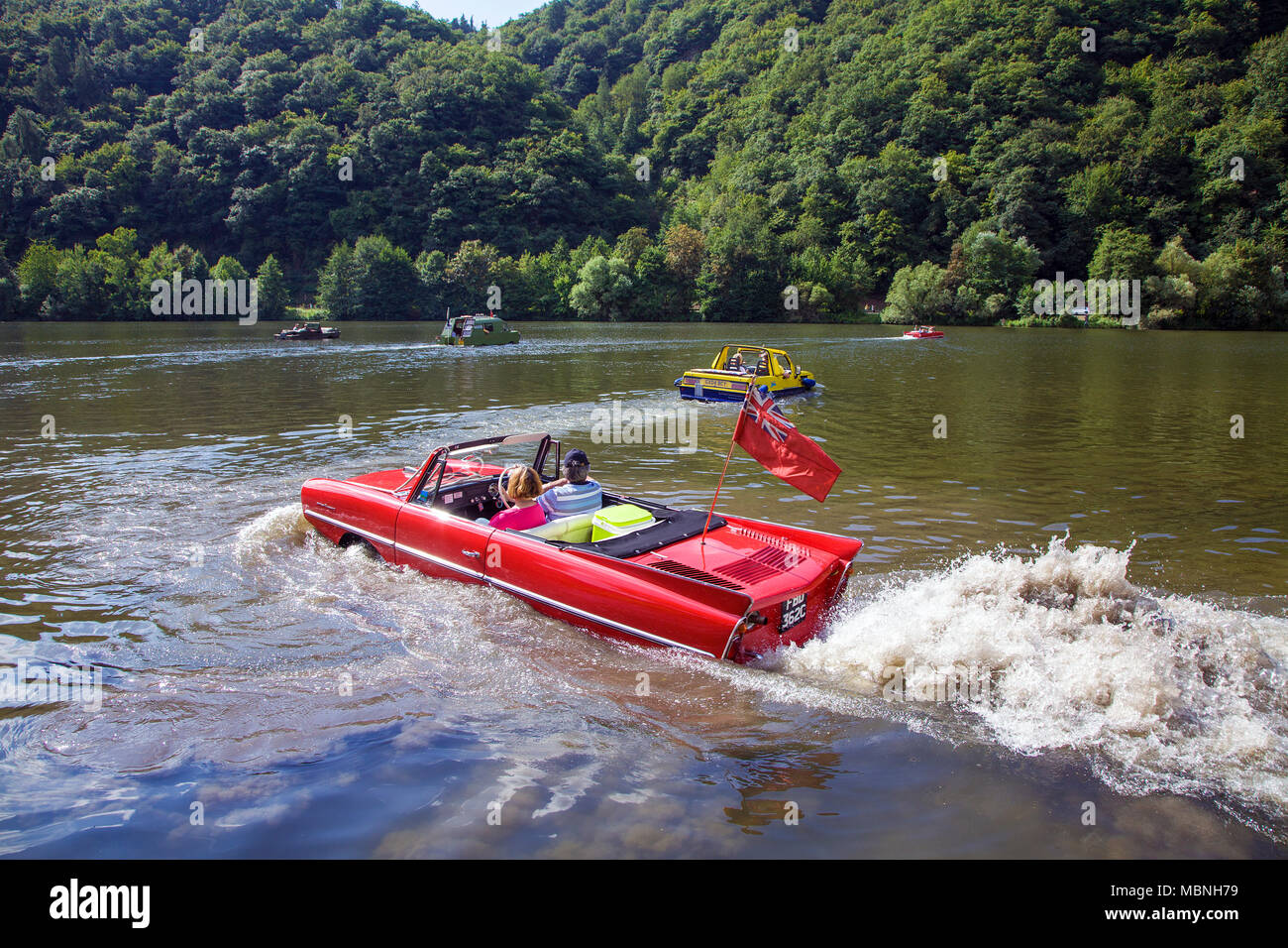 Amphic Auto, ein deutsches Amphibienfahrzeug auf Mosel in Minheim, Rheinland-Pfalz, Deutschland fahren Stockfoto