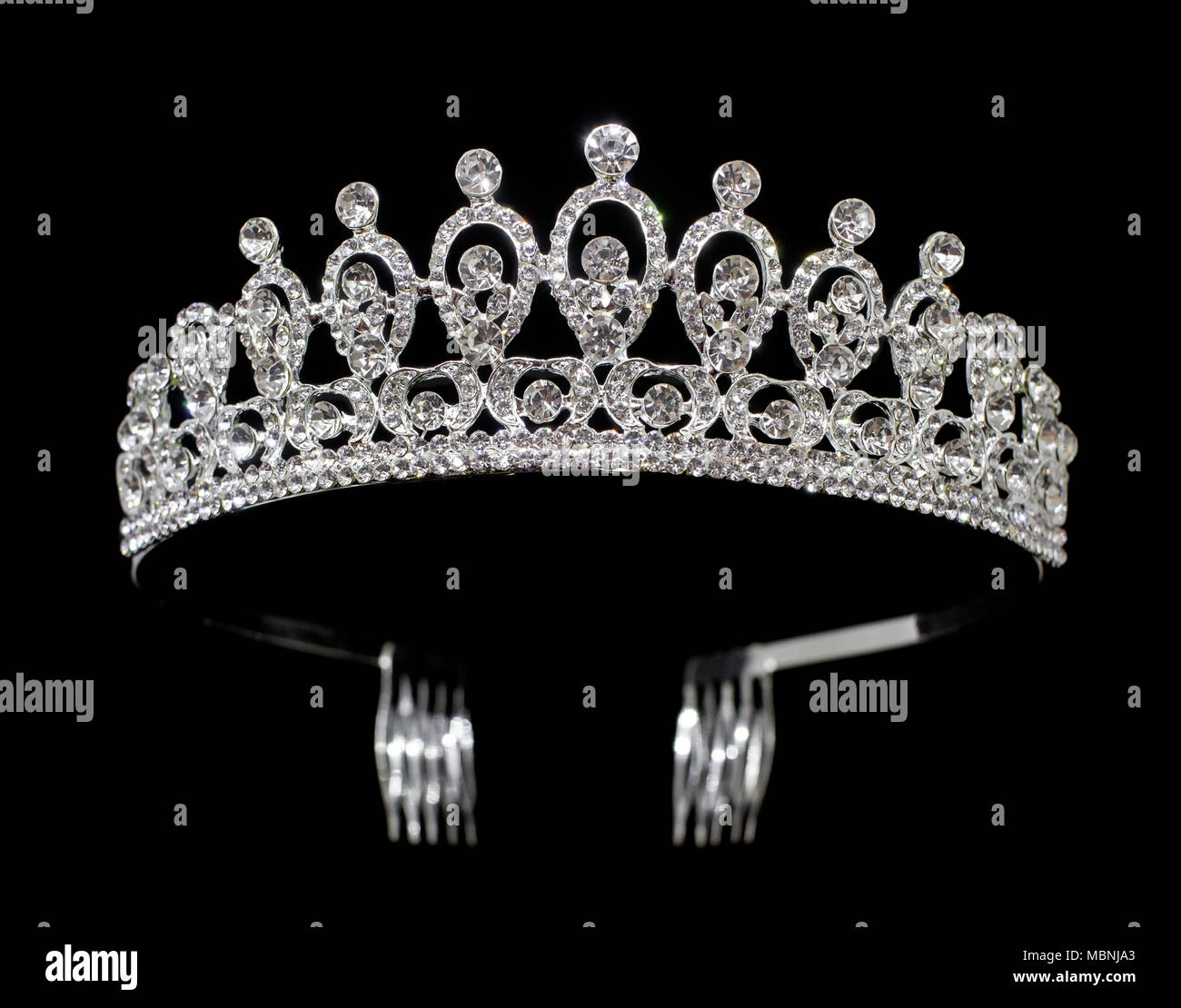 Tiara diadem Silber mit Edelsteinen und Diamanten auf schwarzem Hintergrund  Stockfotografie - Alamy