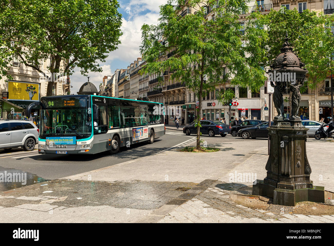 Wallace Brunnen, öffentlichen Bussen und Autos auf der Straße in Paris - Hauptstadt und größte Stadt Frankreichs. Stockfoto