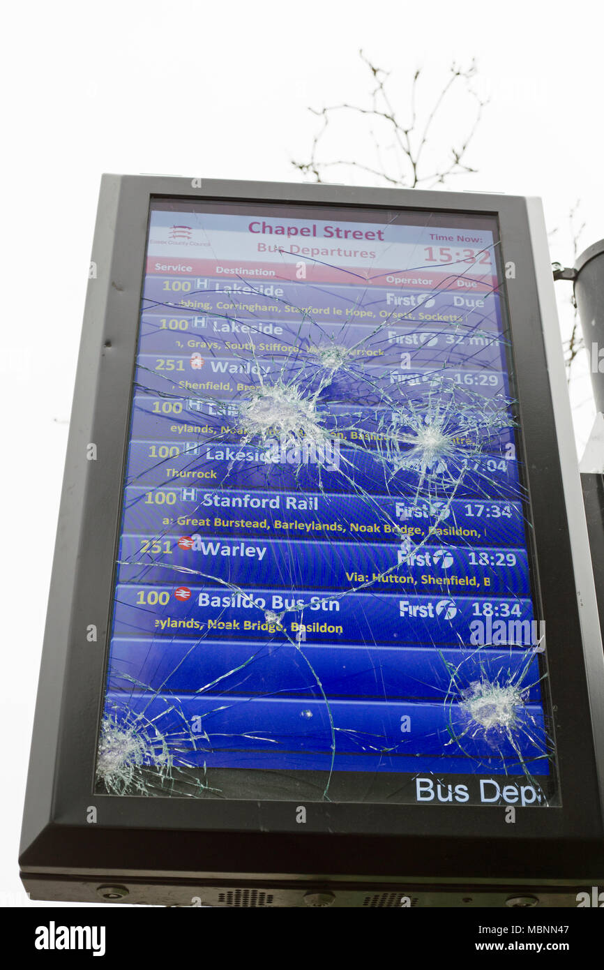 Billericay, Essex, England, April 2018 einen Blick auf den Vandalismus am Bildschirm Ziel für Essex Bus Services Stockfoto