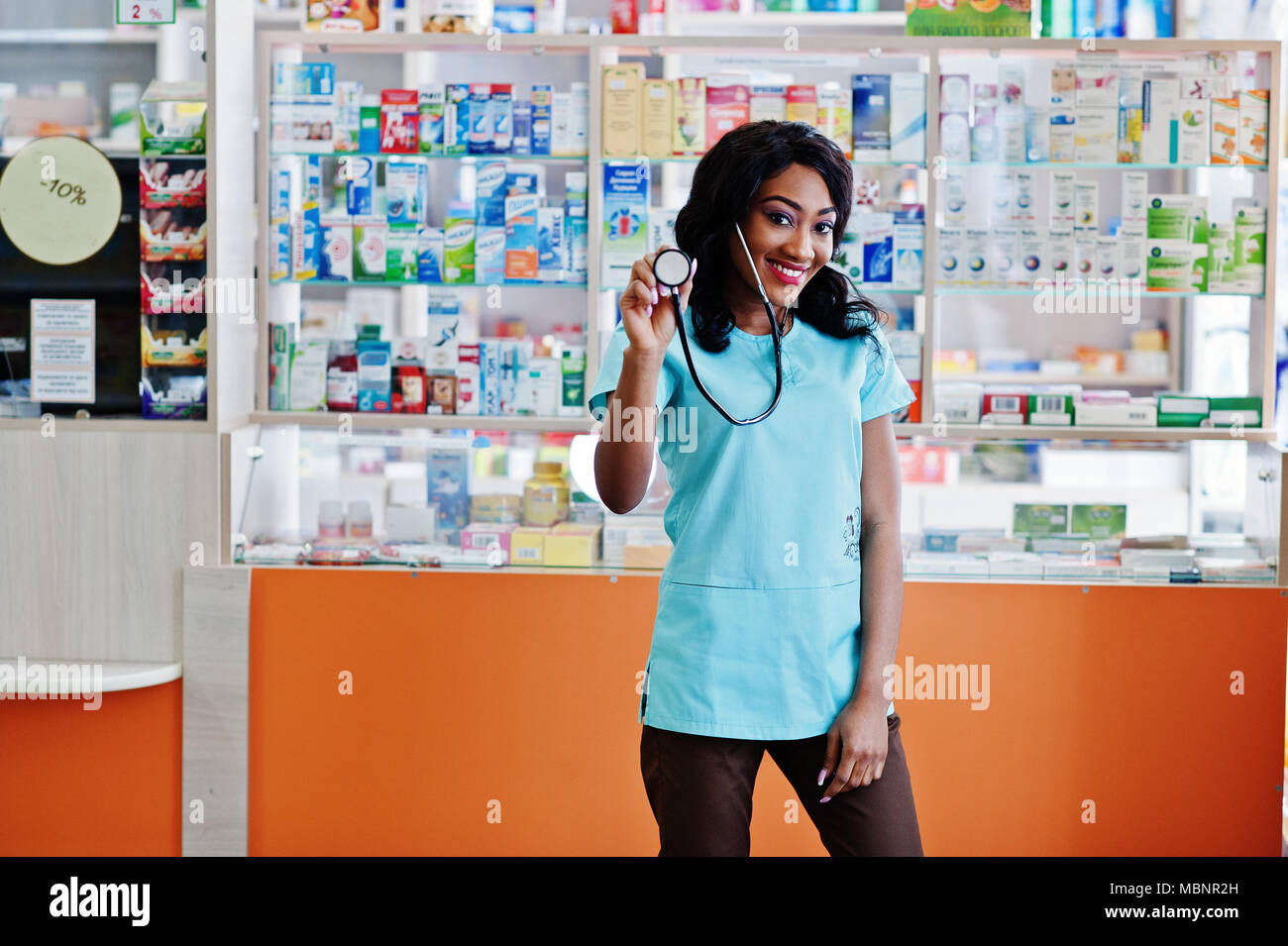 Afrikanische amerikanische Apotheker in der Apotheke am Krankenhaus Apotheke  arbeiten. Afrikanische healthcare. Stethoskop auf schwarze Frau Doktor  Stockfotografie - Alamy