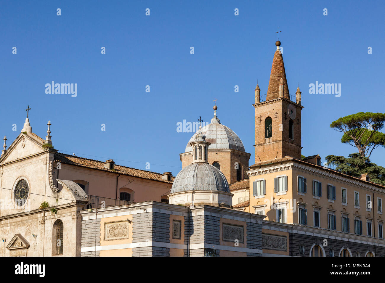 Die Pfarrei Basilika Santa Maria del Popolo an der Piazza del Popolo, Rom, Italien. Es steht auf der nördlichen Seite der Piazza del Popolo und enthält Werke b Stockfoto