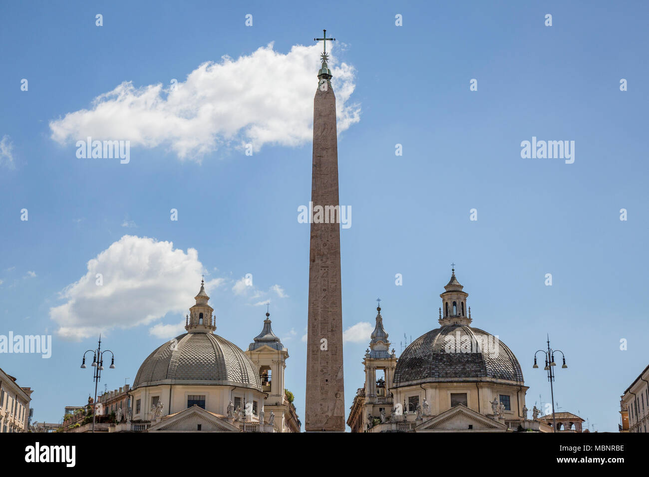 Das Flaminio Obelisk auf der Piazza del Popolo, Rom, Italien, hier mit den Kuppeln der Kirchen Santa Maria in Montesanto und Santa Maria dei Mi gesehen Stockfoto