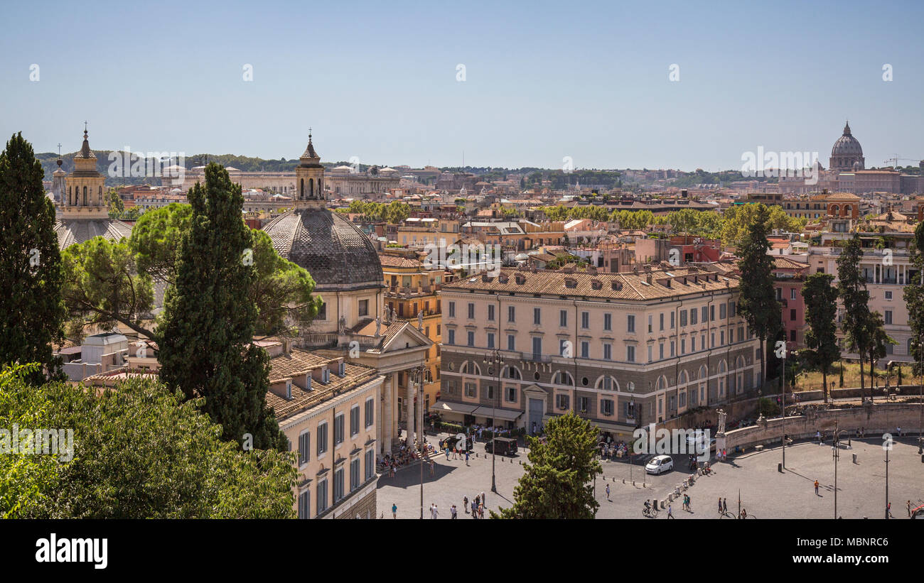 Skyline Blick auf die Dächer und Kuppeln der Kirche oberhalb der Piazza del Popolo in Rom, Italien. Petersdom in der Vatikanstadt kann im Abstand Dist gesehen Stockfoto