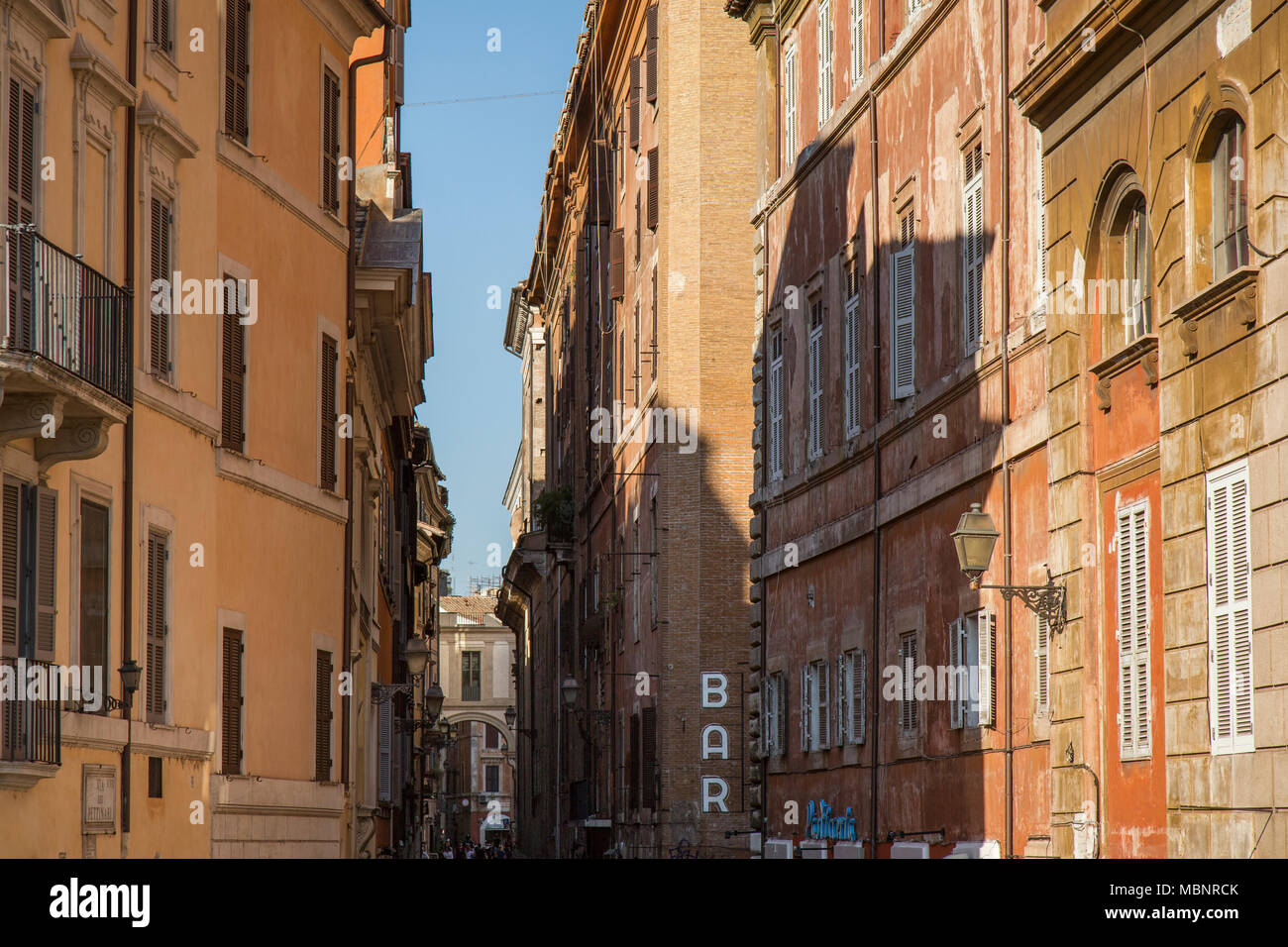 Via dei Pettinari in Rom, Italien. Das beliebte italienische Shopping Street in der Nähe der Brücke Ponte Sisto den Tiber überqueren auf der gegenüberliegenden Seite Trastever Stockfoto