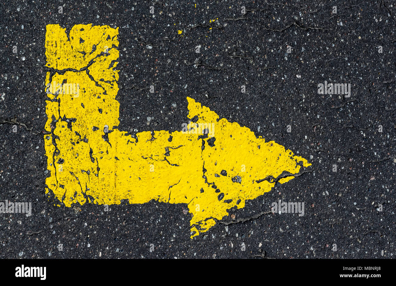 Gelber Pfeil auf Asphalt gemalt, Ansicht von oben Stockfoto