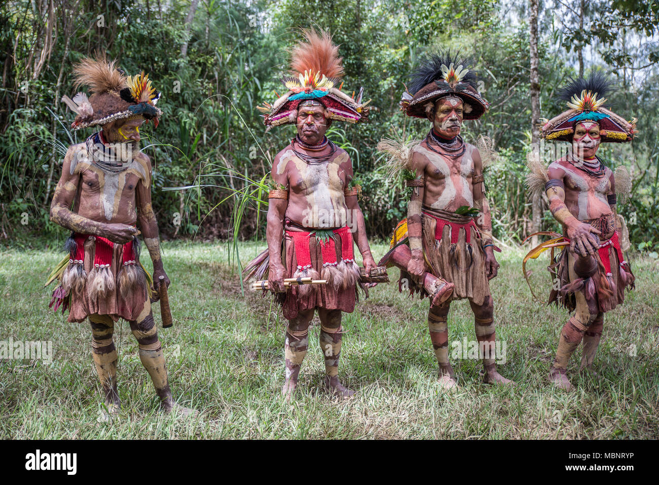 Vier Huli wigmen nach einem singen - singen Leistung, Tari Tal, Papua-Neuguinea Stockfoto