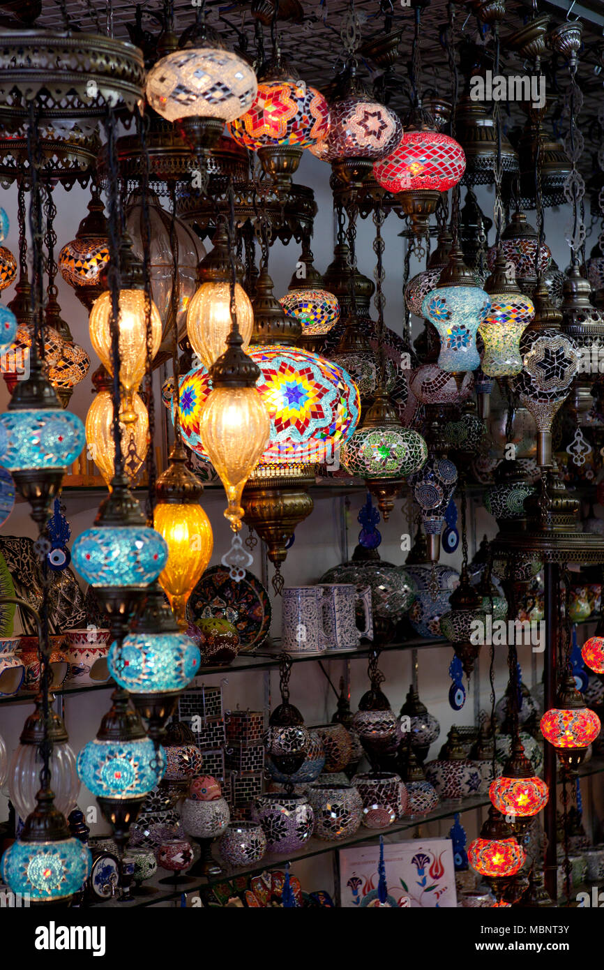 Helles farbiges Glas Lampenschirme in einem Geschäft in Singapur hängen Stockfoto