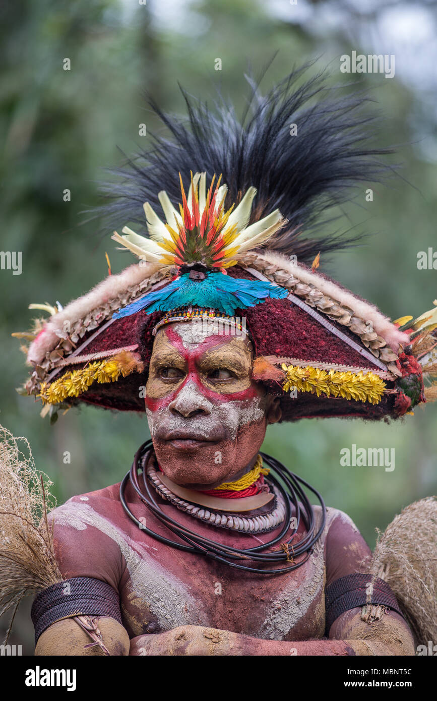 Porträt eines erwachsenen Huli Wigman während ein Singen - Singen, Tari Tal, Papua-Neuguinea Stockfoto