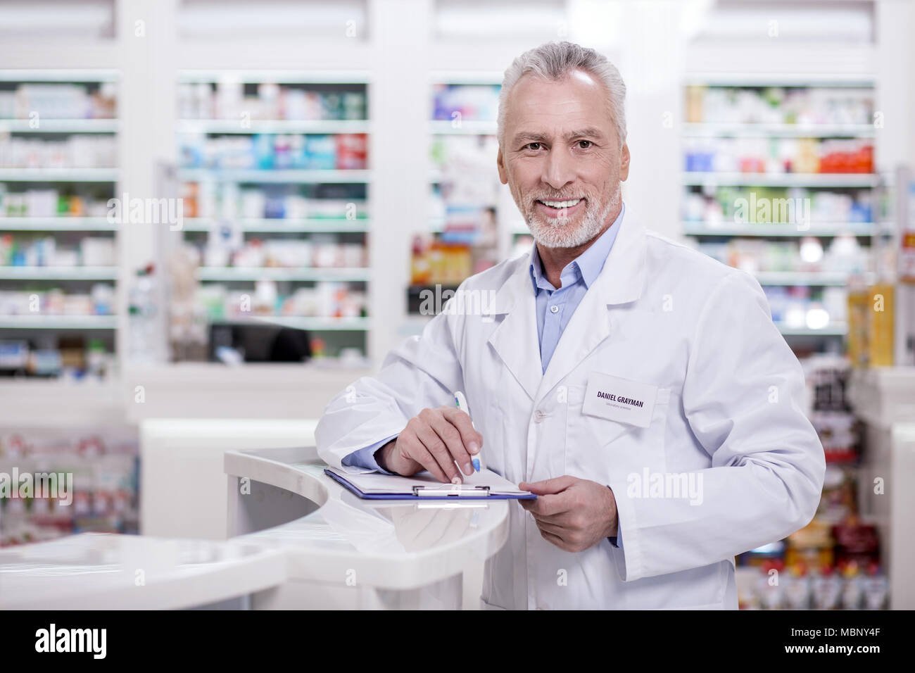 Positive männliche Apotheker befüllen Form Stockfoto