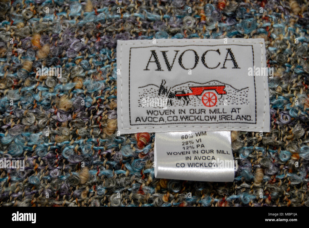 Ein Kleidungsetikett auf einem der hochwertigen Wollprodukte in der Wollfabrik Avoca im Dorf Avoca in County Wicklow, Southern IRE Stockfoto