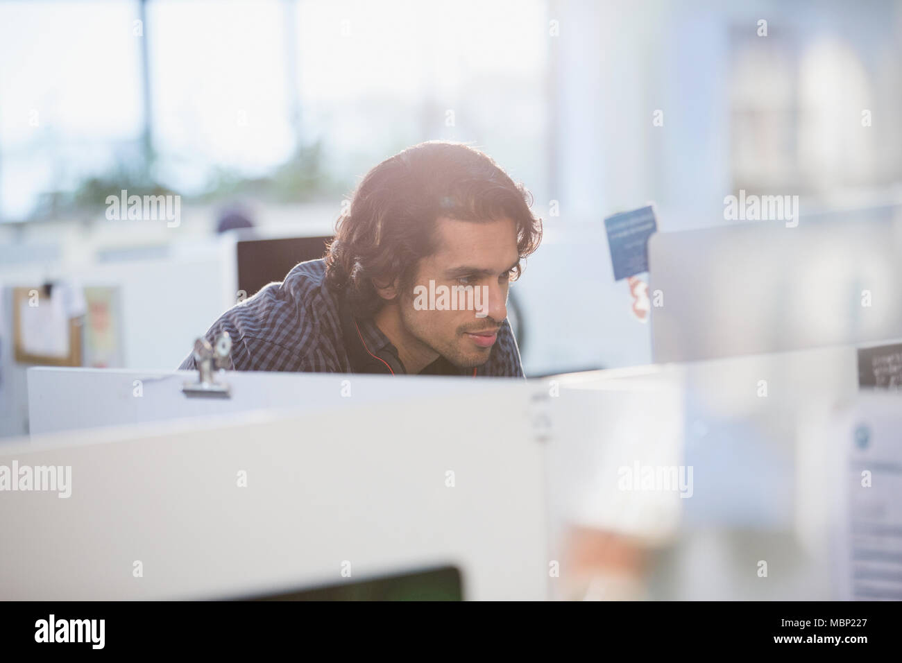 Konzentrierte Geschäftsmann am Computer in Bürozelle arbeiten Stockfoto