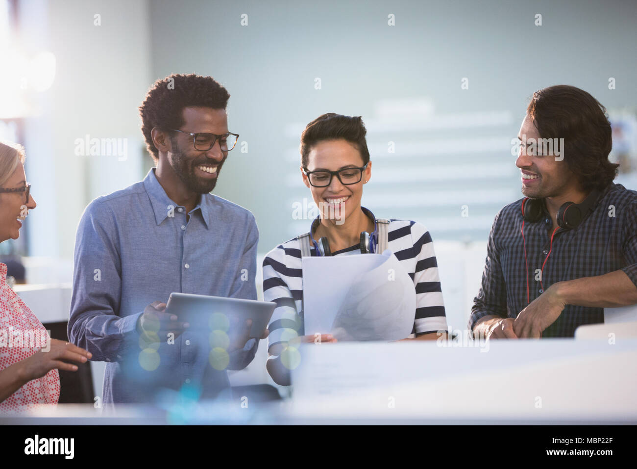 Kreative Geschäftsleute mit digitalen tablet Planung, Schreibarbeit diskutieren im Büro Stockfoto