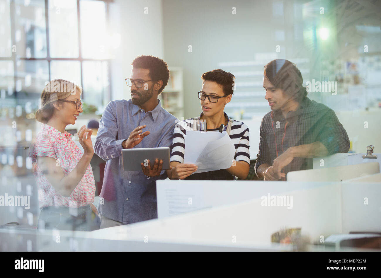 Kreative Geschäftsleute mit digitalen tablet Planung, sprechen im Büro Stockfoto