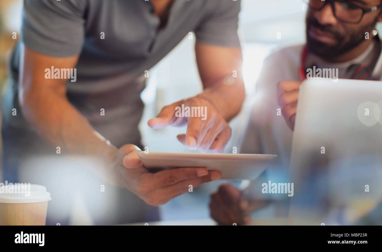 Geschäftsleute, die mit digital-Tablette hautnah Stockfoto