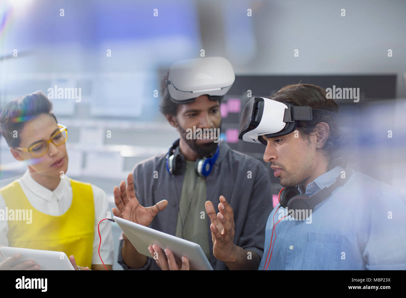Programmierern mit digitalen tablet Programmierung Virtual Reality Simulatoren Stockfoto