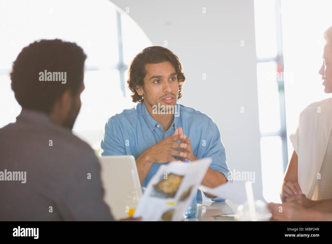 Unternehmer im Gespräch in Konferenzraum treffen Stockfoto