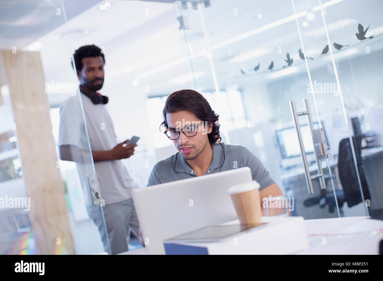 Kreative Unternehmer arbeiten am Laptop im Büro Stockfoto