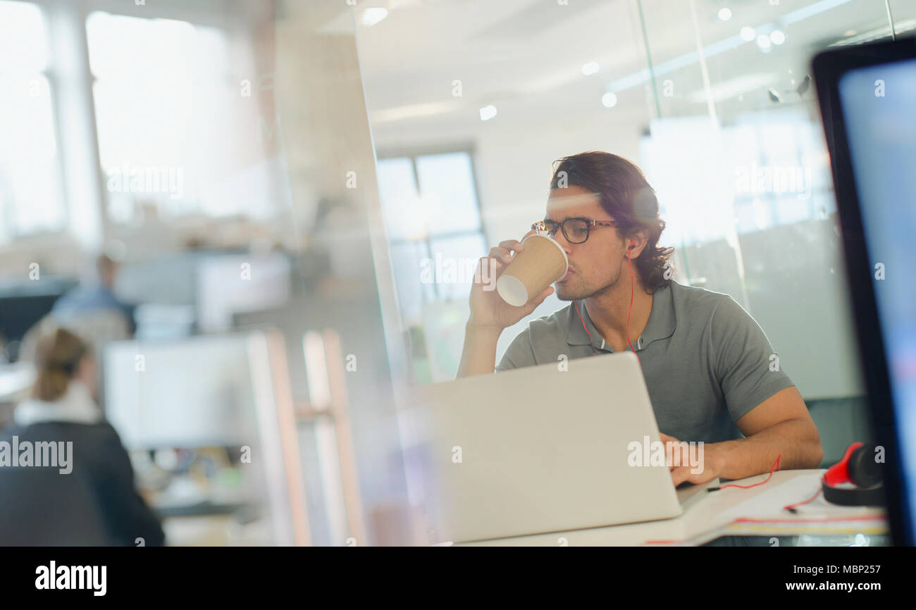 Kreative Geschäftsmann Kaffee trinken, Arbeiten am Laptop im Büro Stockfoto