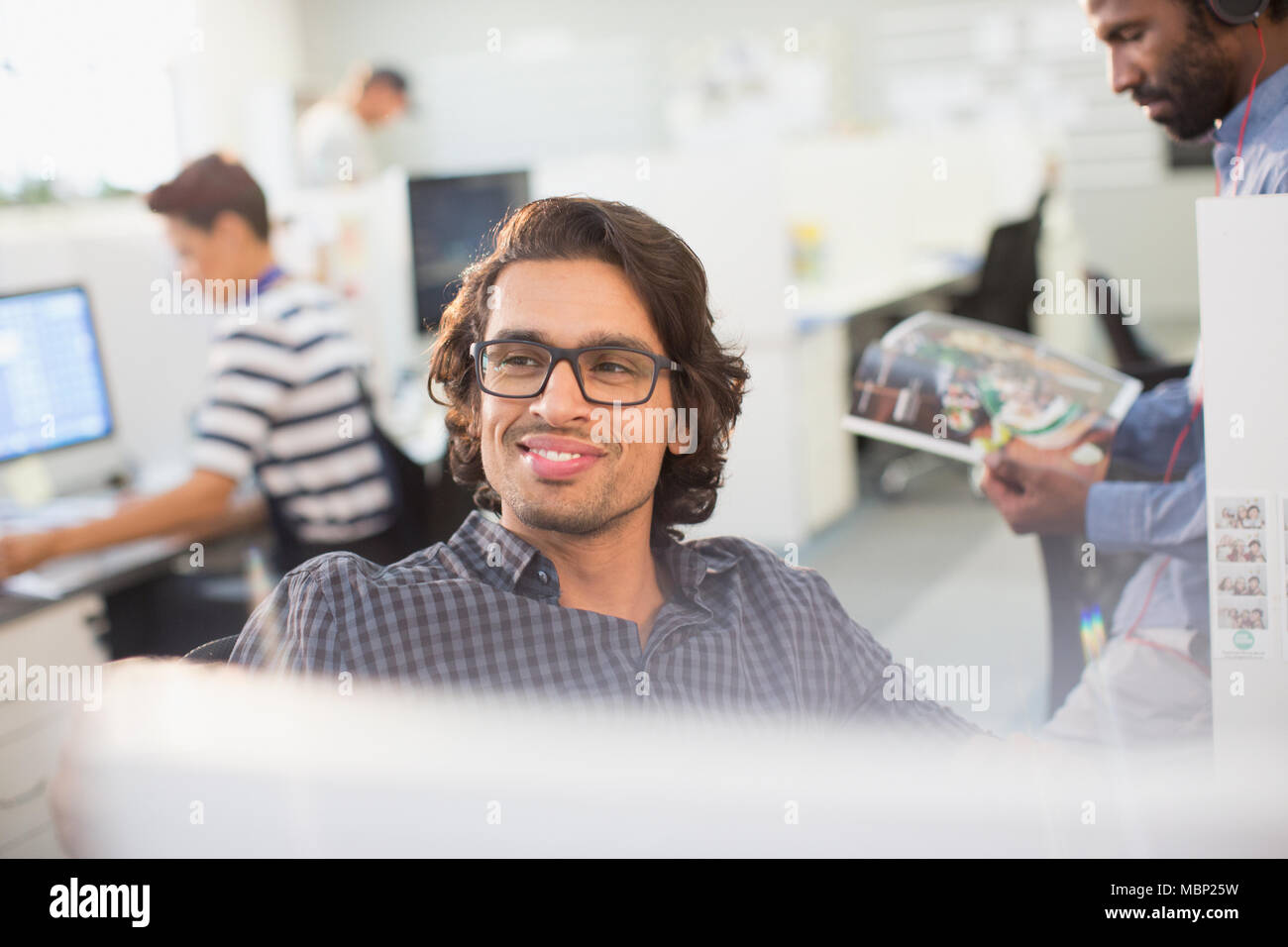 Porträt Lächeln, zuversichtlich Geschäftsmann im Büro Stockfoto
