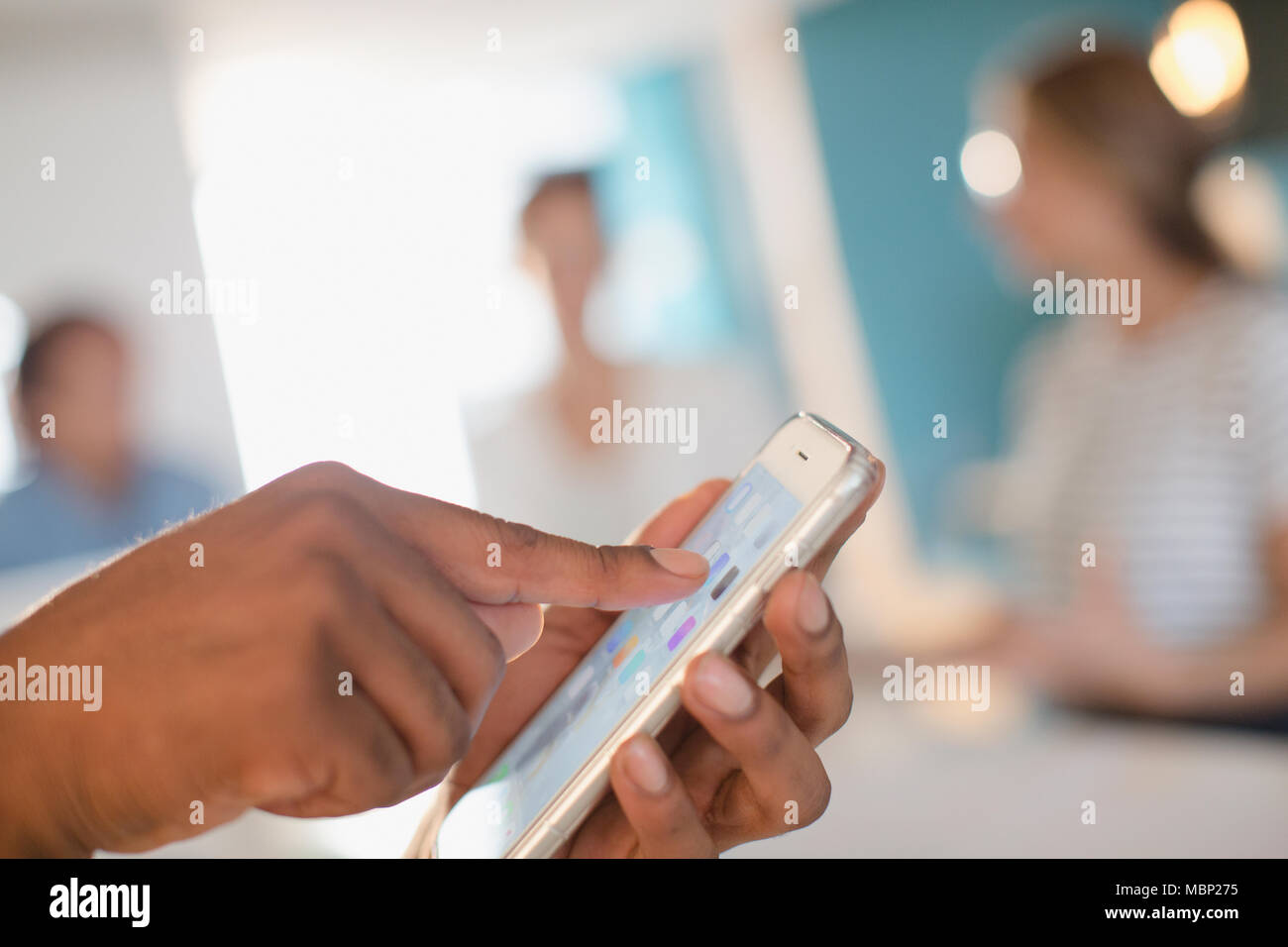 Nahaufnahme, Geschäftsmann berühren, mit smart phone in Sitzung Stockfoto
