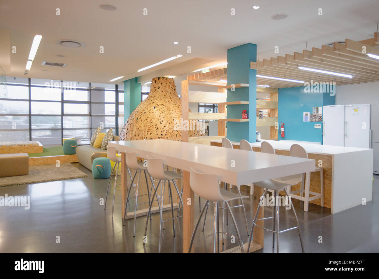 Moderne, kreative Shared Workspace mit Tisch Stockfoto