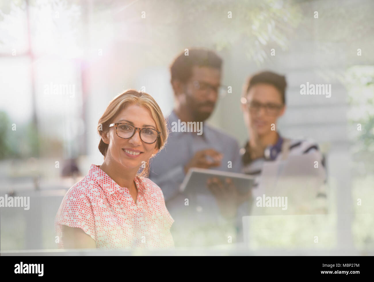 Porträt lächelnd, selbstbewusste Geschäftsfrau Stockfoto