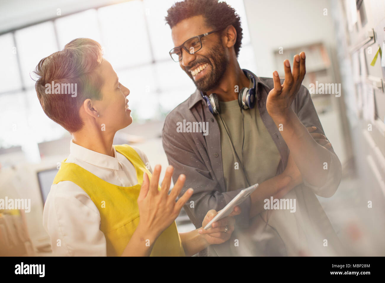 Lächelnd Creative Business Leute unterhalten, die Planung im Büro Stockfoto