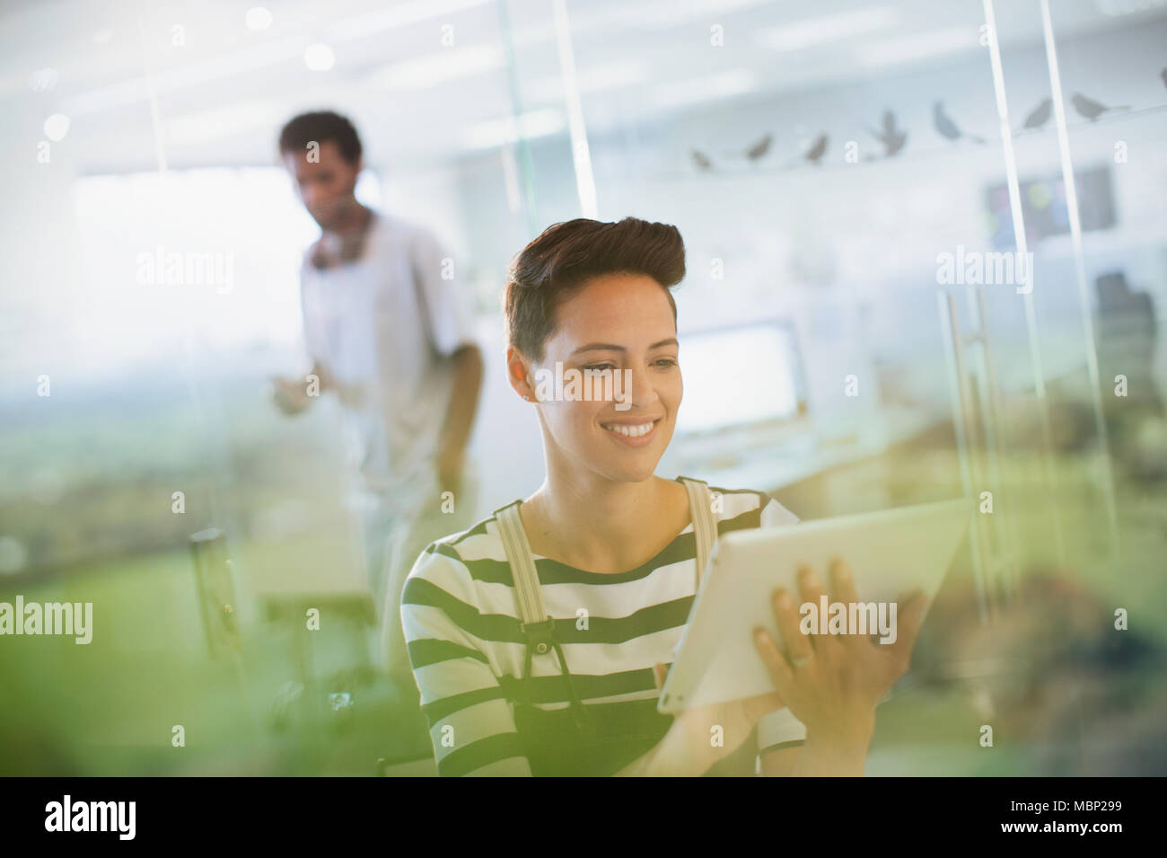 Lächelnd kreativen Geschäftsfrau mit digitalen Tablette im Büro Stockfoto