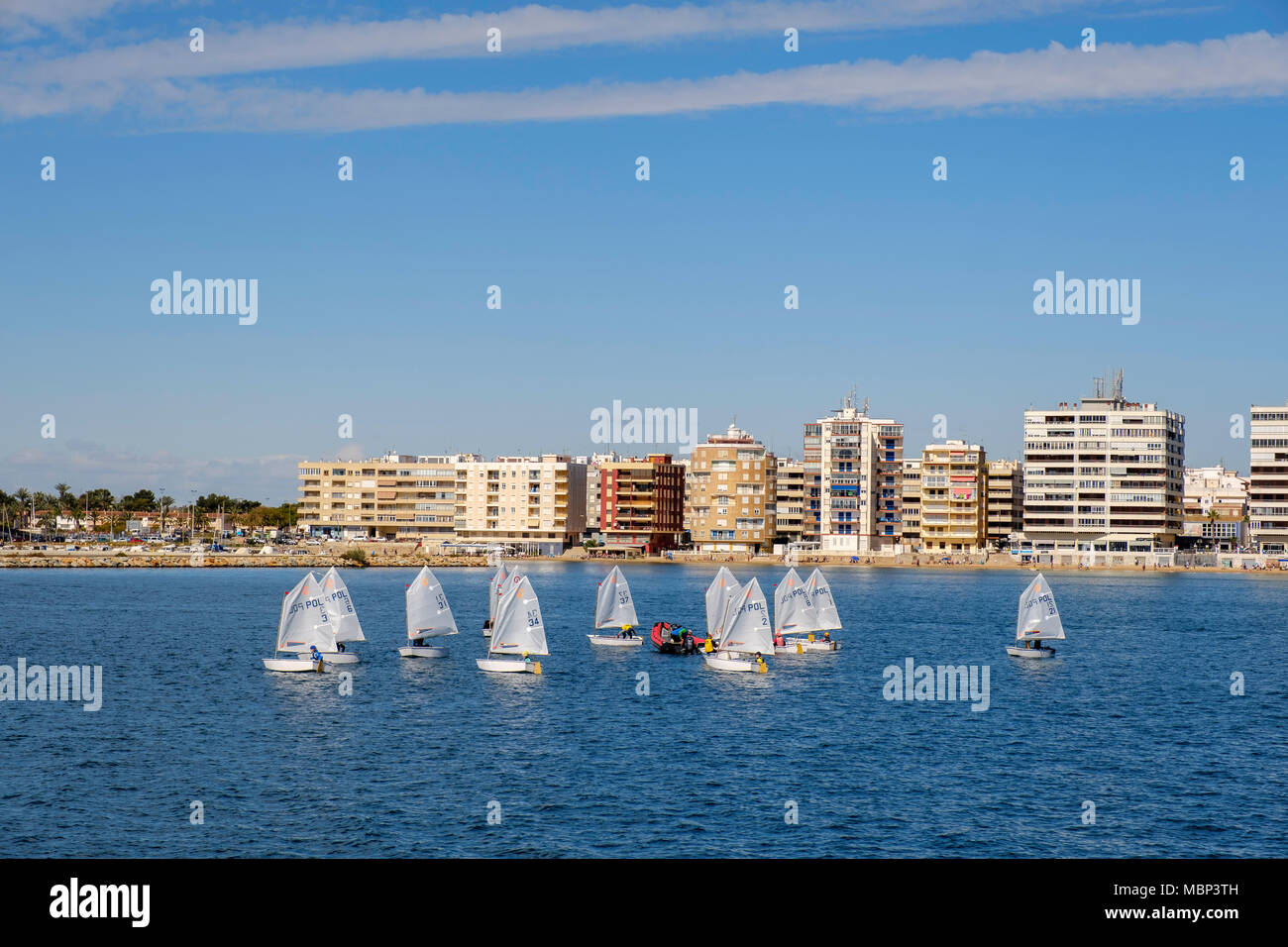 Segelschule am Hafen von Torrevieja Spanien. Stockfoto