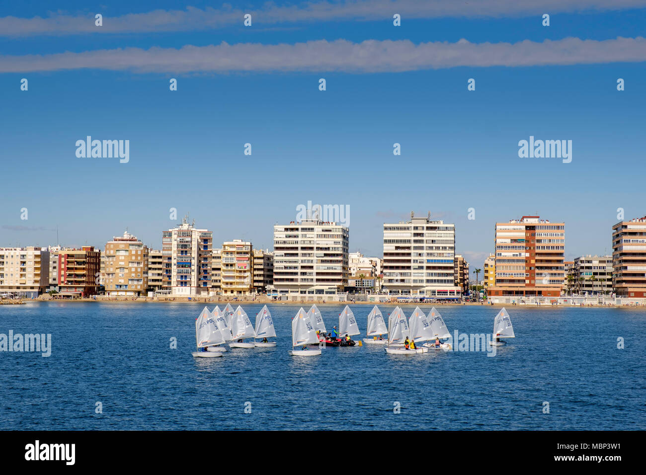 Segelschule am Hafen von Torrevieja Spanien. Stockfoto