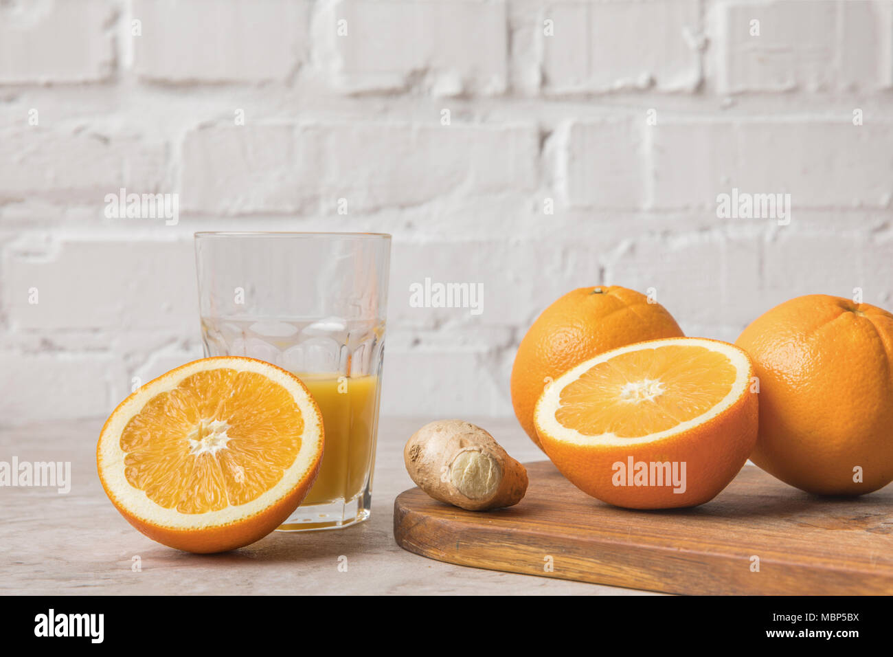 Hausgemachte Orangensaft und Orangen mit Ingwer auf Marmor tisch Stockfoto