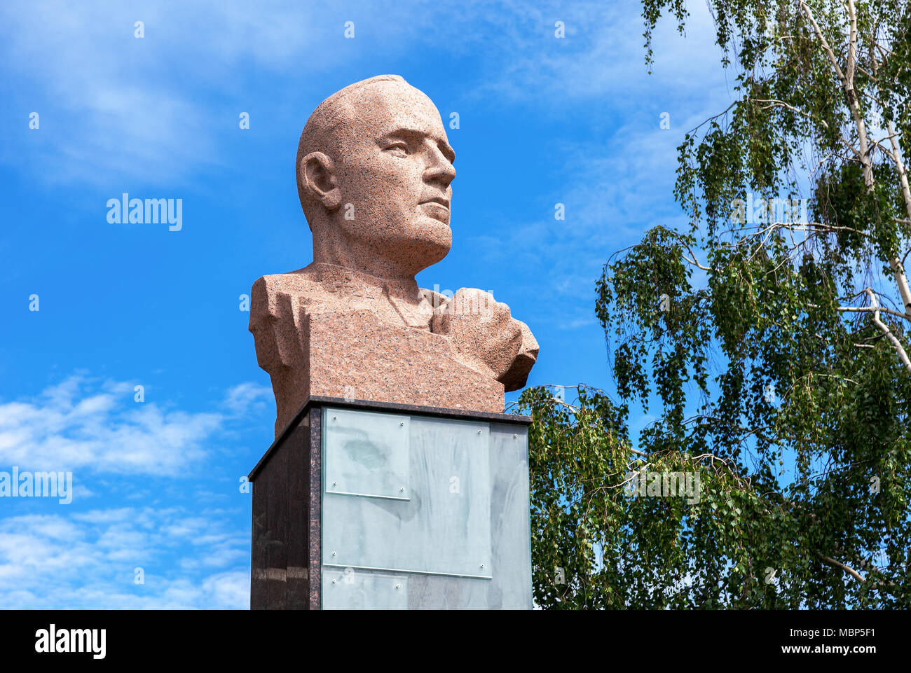 Samara, Russland - 12. Juni 2017: Granit Denkmal für die Dmitry Karbyshev - eine Rote Armee allgemein und Held der Sowjetunion Stockfoto