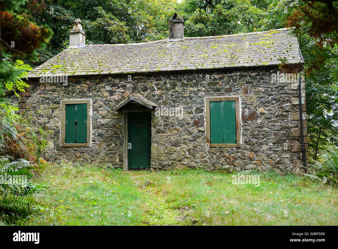Old Stone Cottage in der Nähe des Bowder Stein im Borrowdale im Nationalpark Lake District in Cumbria, England Stockfoto
