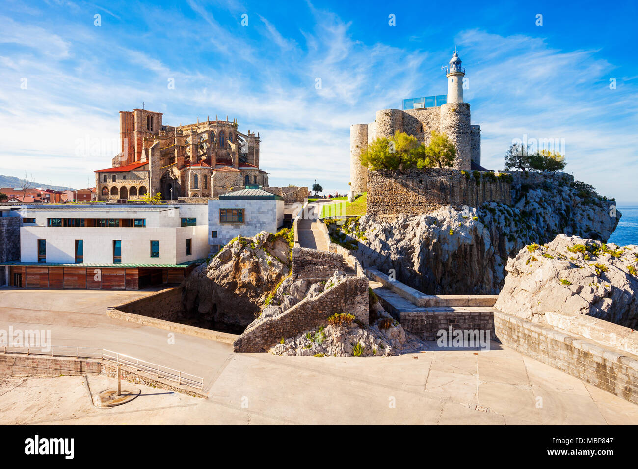 Kirche Santa Maria und Santa Ana Schloss Leuchtturm in der Region Kantabrien im Norden Spaniens. Stockfoto