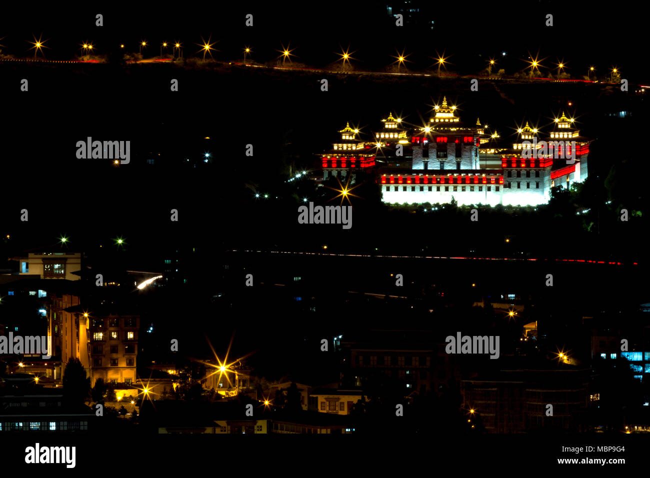 Thimphu Tashichho Dzong von Leuchten in der Nacht von der Straße Reise nach Bhutan im Himalaya. Stockfoto