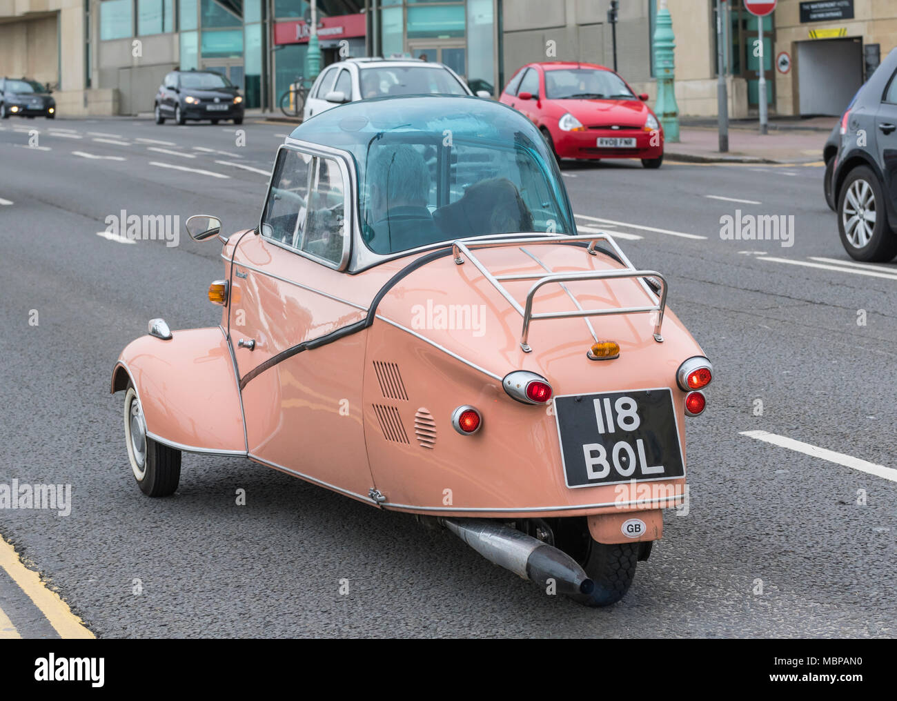 200 CC Rosa 3 Messerschmitt classic Bubble Car von 1960 auf einer britischen Straße in England, Großbritannien angetrieben wird. Stockfoto