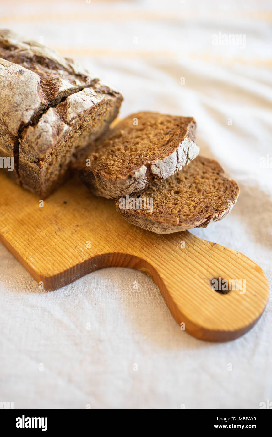 Geschnittenes Brot auf dem Schneidebrett Stockfoto