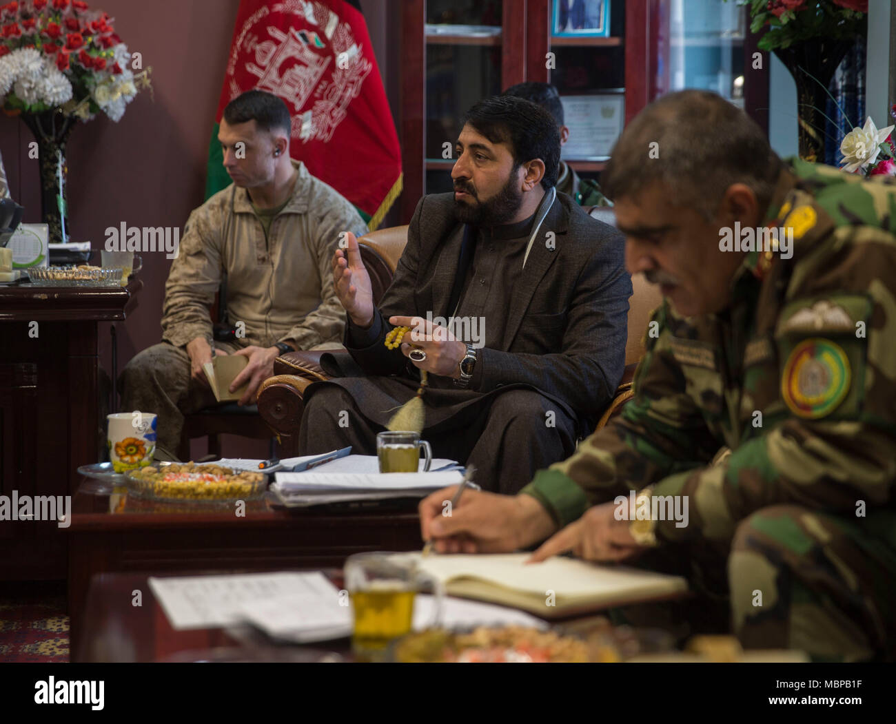 Hayatullah Hayat, Gouverneur Der Gouverneur der Provinz Helmand, spricht über Sicherheitslösungen außerhalb von Laschkar Gah Stadt Um eine Sicherheit Shura bei Bost Flugplatz, Afghanistan, Jan. 1, 2018. Führungskräfte von Task Force Südwesten und der afghanischen nationalen Verteidigungs- und Sicherheitskräfte kamen zusammen, um zu diskutieren, Follow-on-Aktionen für maiwand 10 sowie der Provinzen Sicherheitslösungen, weitere Stärkung der Laschkar Gah Sicherheit und Stabilität in der Region. (U.S. Marine Corps Foto von Sgt. Justin T. Updegraff) Stockfoto