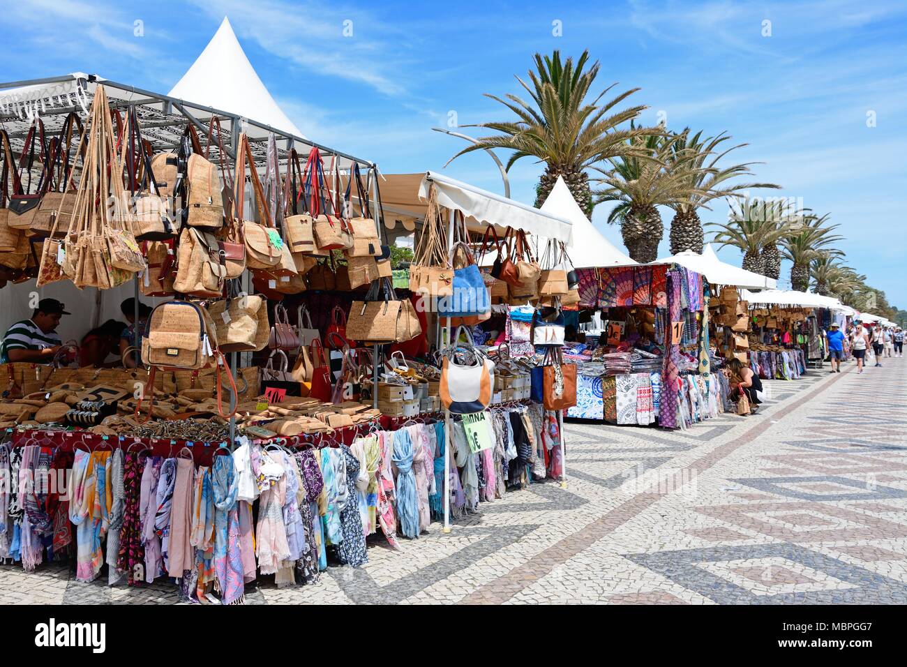 Marktstände entlang der Avenida dos Descobrimentos mit Touristen, die Einstellung, Lagos, Algarve, Portugal, Europa. Stockfoto