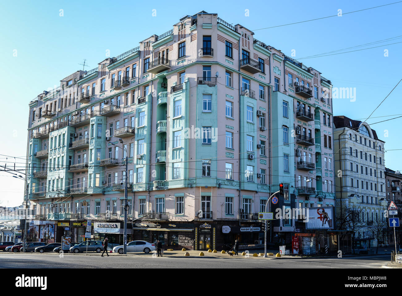 Kiew, Ukraine - April 8, 2018: Wohnhaus an der Kreuzung der Volodymyrska Straße und Lew Tolstoi in Kiew, Ukraine. Stockfoto