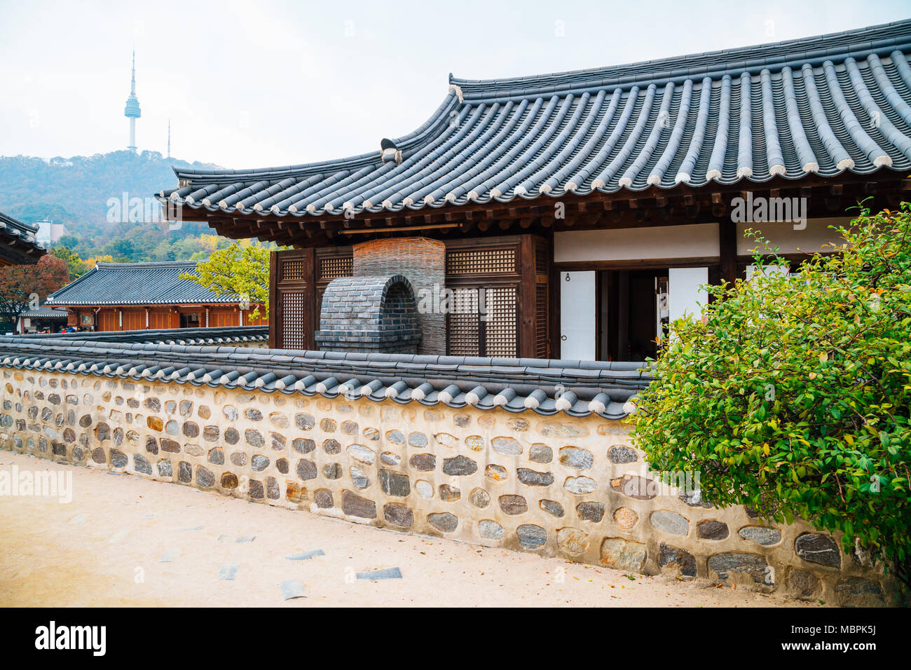 Traditionelle koreanische Haus und Namsan Seoul Tower in Korea Stockfoto