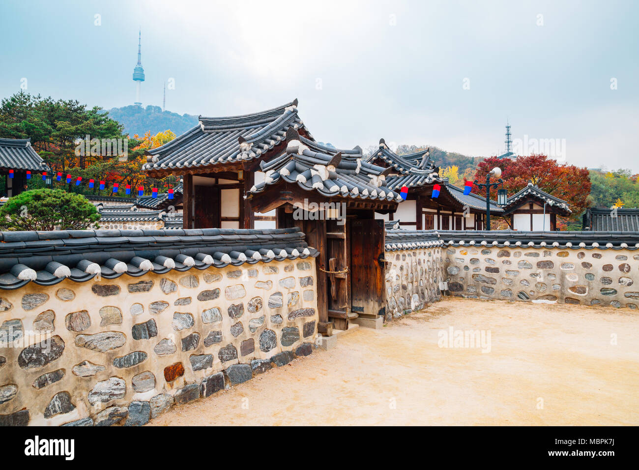 Traditionelle koreanische Haus und Namsan Seoul Tower im Herbst in Korea Stockfoto