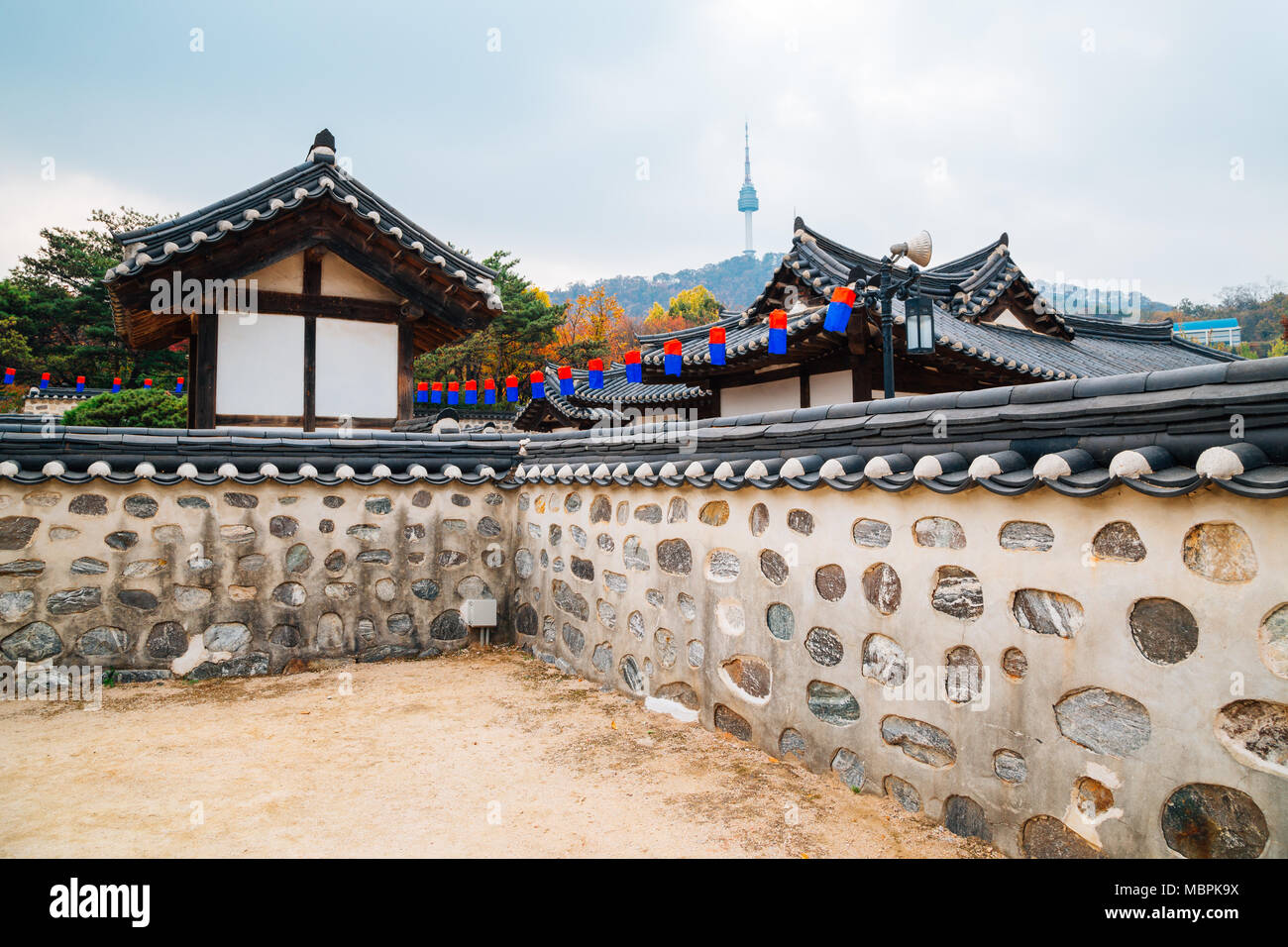 Traditionelle koreanische Haus und Namsan Seoul Tower im Herbst in Korea Stockfoto