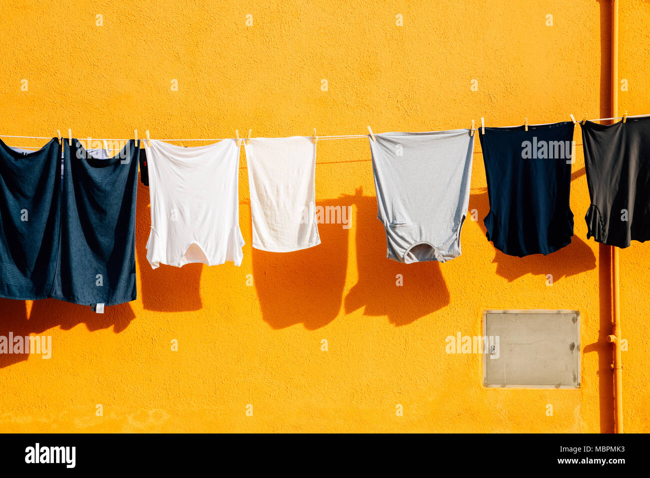 Wäsche aufhängen an Seil in Insel Burano, Venedig, Italien Stockfoto