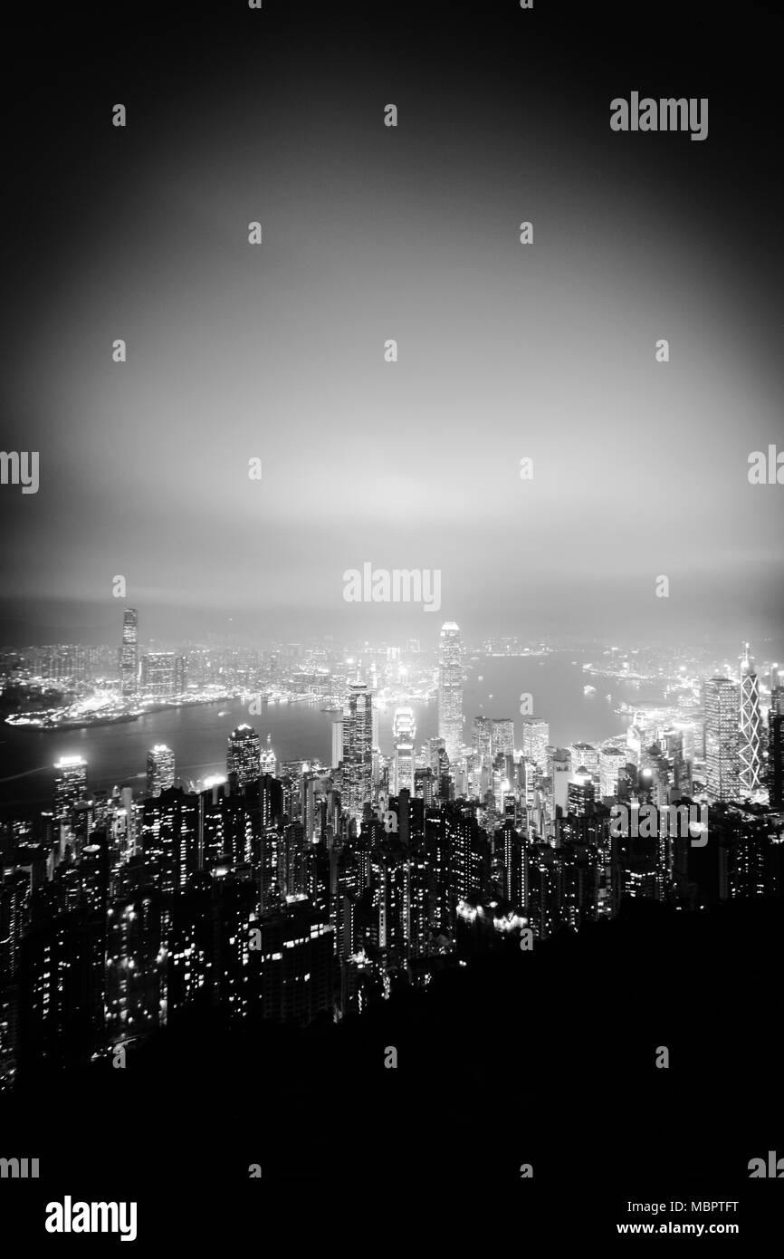 Skyline von Hong Kong und den Victoria Harbour vom Victoria Peak auf Hong Kong Island - SAR China gesehen Stockfoto