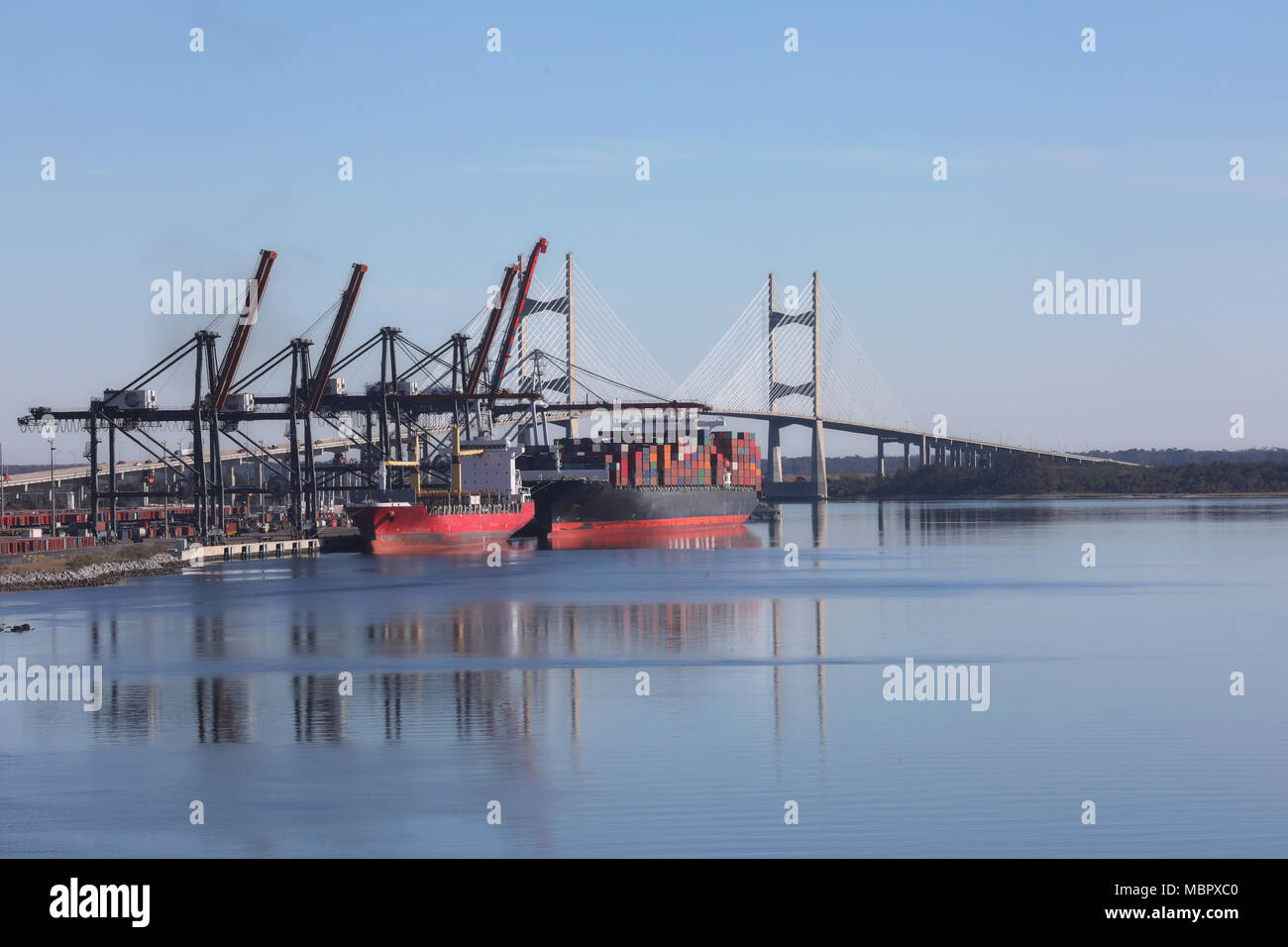 Riesige container Frachtschiff ist entladen Stockfoto